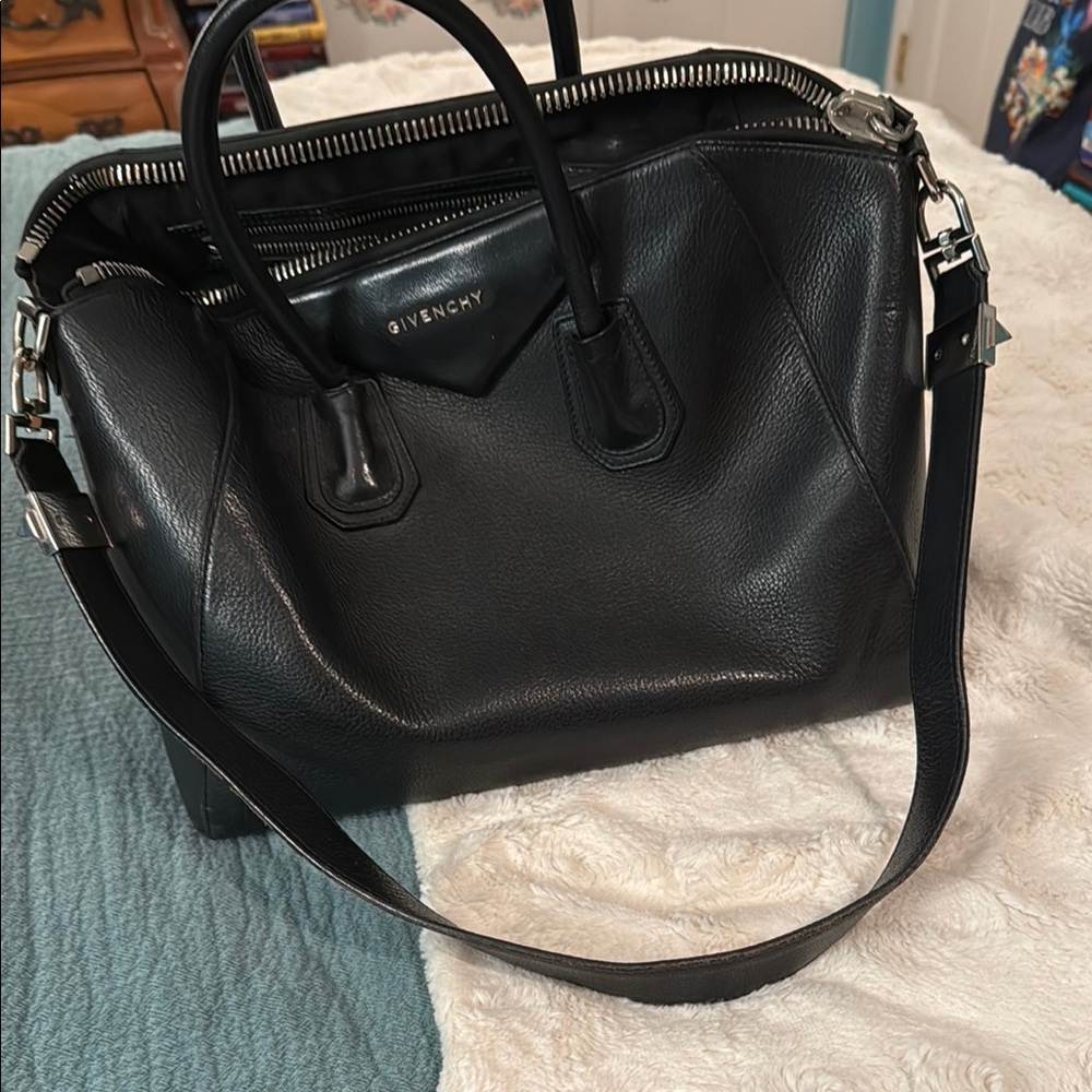 ✨HP✨ Givenchy Antigona Bag - Picture 11 of 15